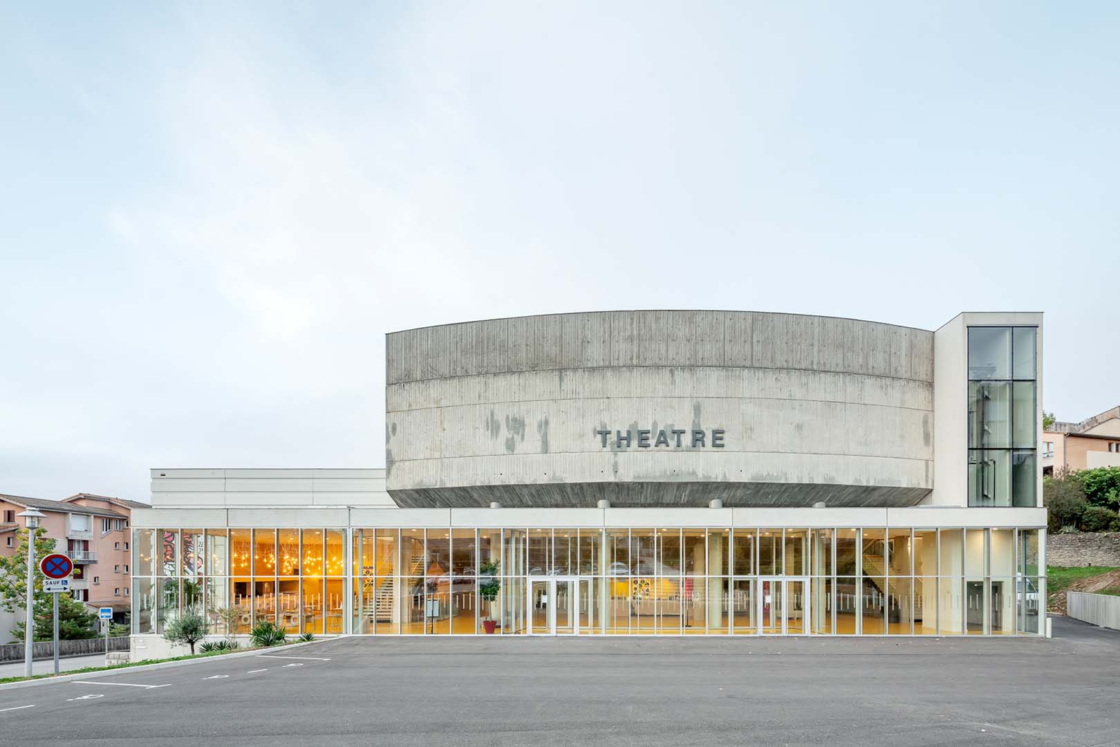 Façade extérieure du Théâtre de Privas réalisée par Luc Escharavil Industries